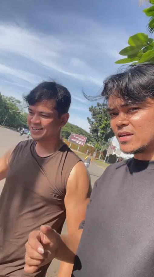 Surya Insomnia Turun Tangan Tambal Jalan Aspal