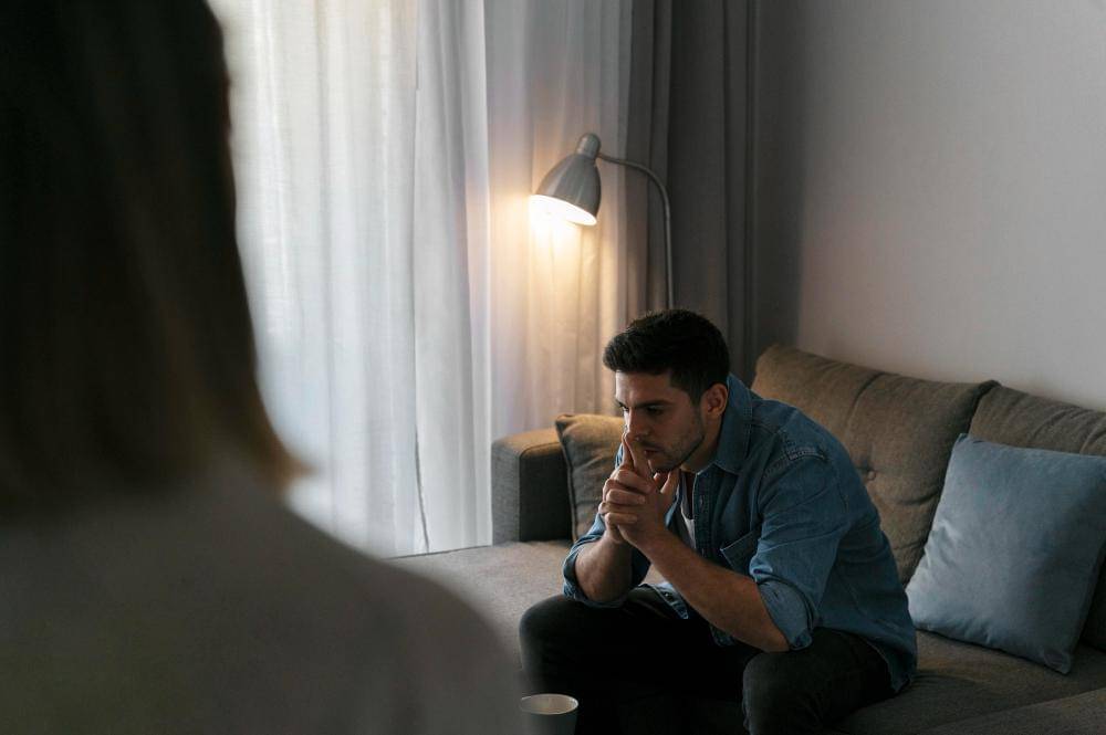 ilustrasi laki-laki merenung