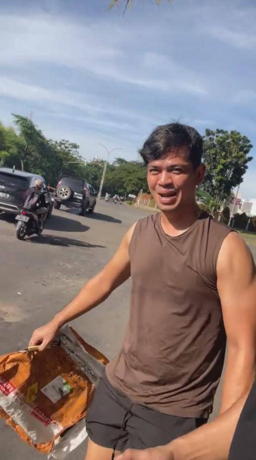 Surya Insomnia Turun Tangan Tambal Jalan Aspal