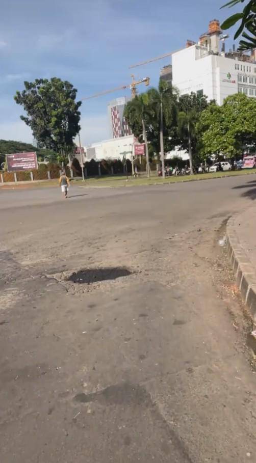 Surya Insomnia Turun Tangan Tambal Jalan Aspal