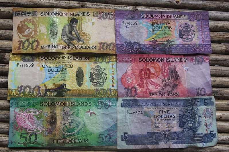 Ilustrasi uang kertas Kepulauan Solomon yang sarat budaya Pasifik