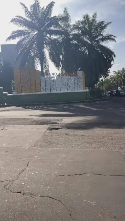 Surya Insomnia Turun Tangan Tambal Jalan Aspal