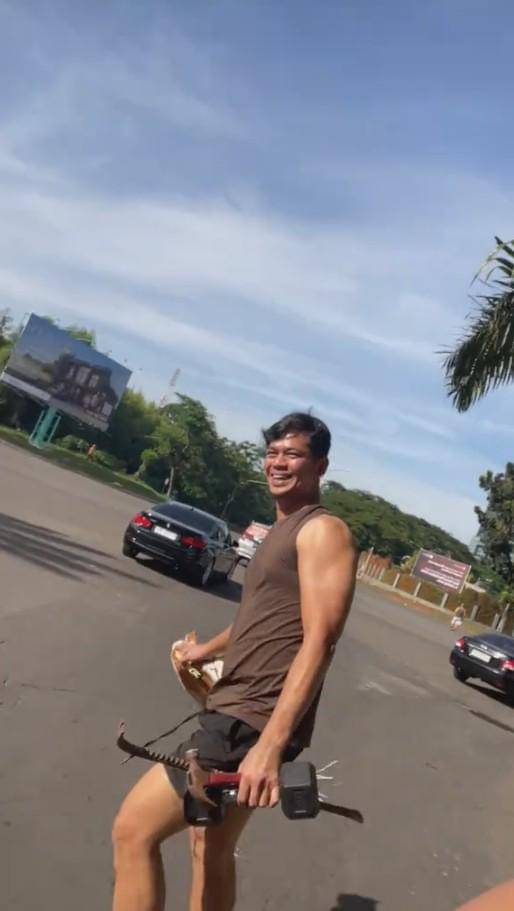 Surya Insomnia Turun Tangan Tambal Jalan Aspal