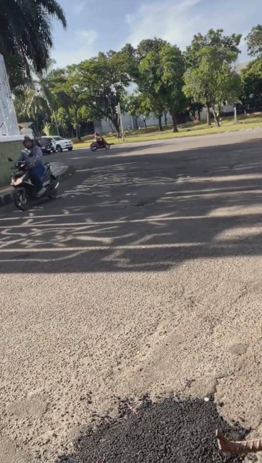 Surya Insomnia Turun Tangan Tambal Jalan Aspal