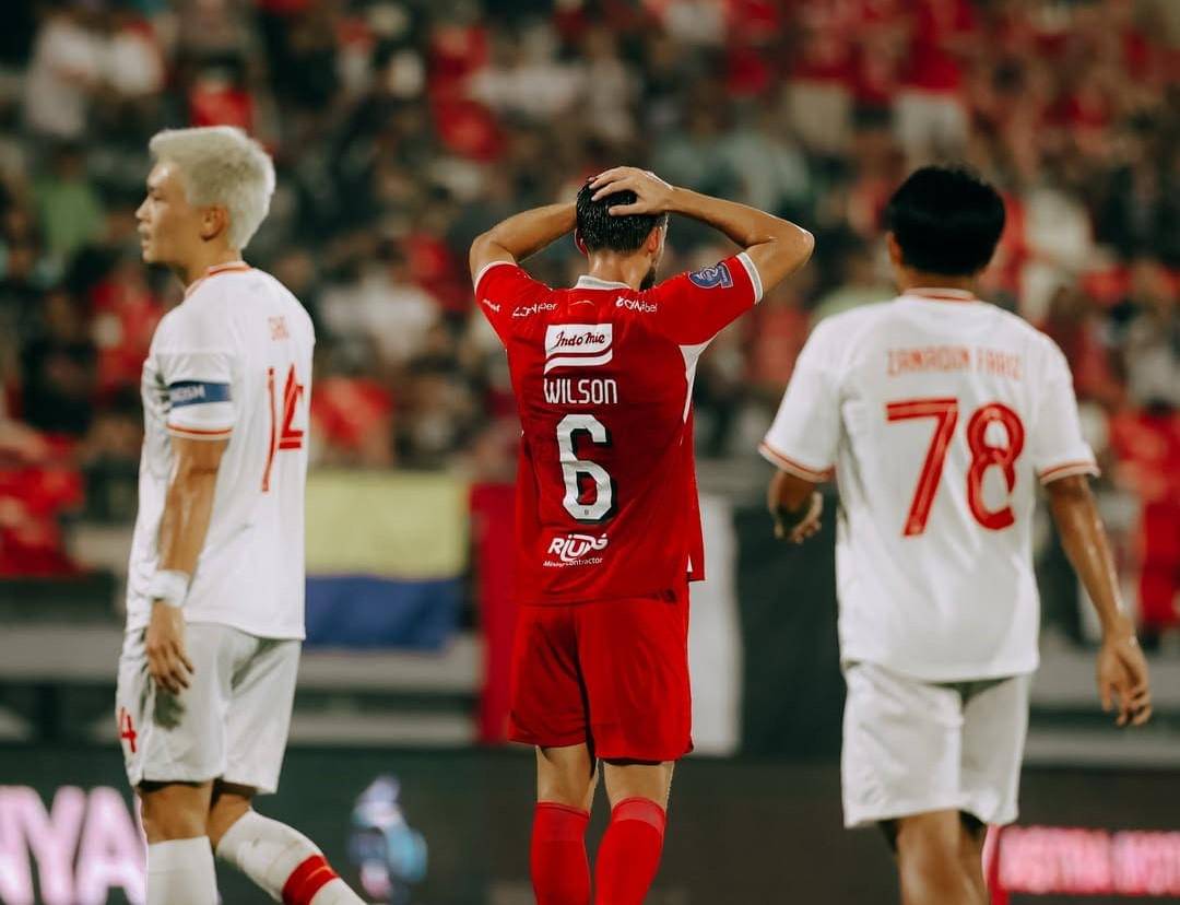 Pemain Bali United (merah) dan Persis Solo (putih) usai babak kedua berakhir. 