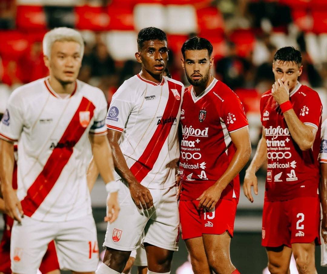 Jens Raven (merah, nomor dua dari kanan) dan Joao Ferrari (paling kanan) saat dikawal pemain Persis Solo (putih)