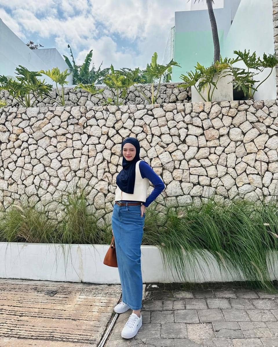Mix and Match Hijab Denim ala Inara Rusli