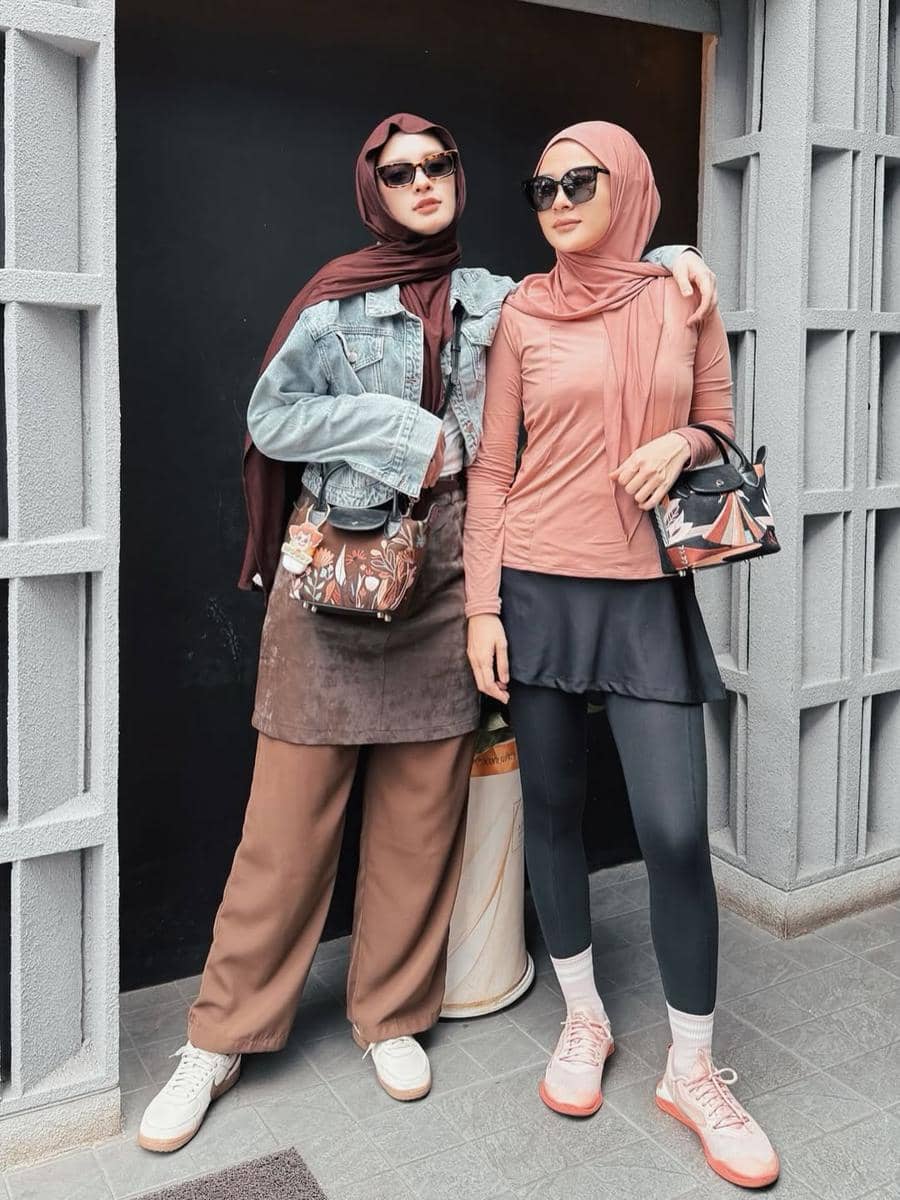 Mix and Match Hijab Denim ala Inara Rusli