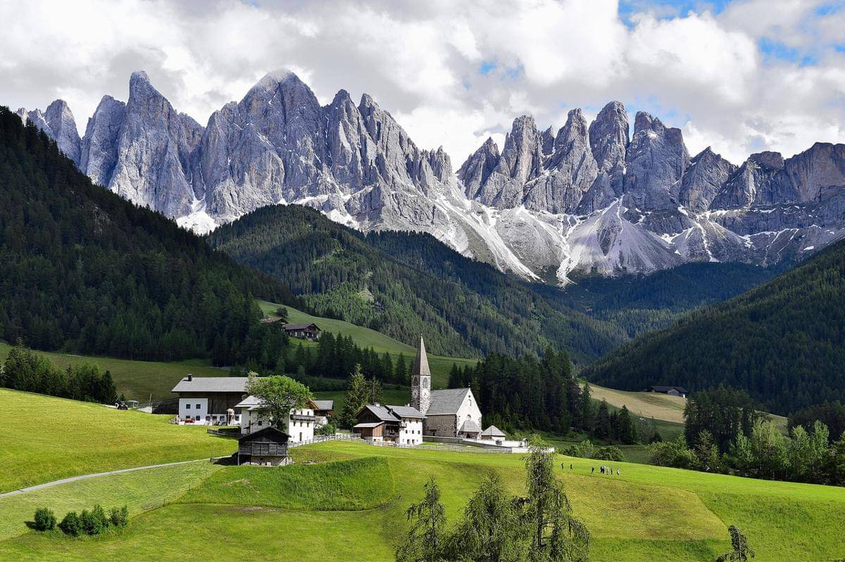Pemandangan puncak-puncak dolomit yang khas di Val di Funes, Italia, menampilkan batuan kapur pucat yang membuktikan asal-usulnya dari dasar laut purba.