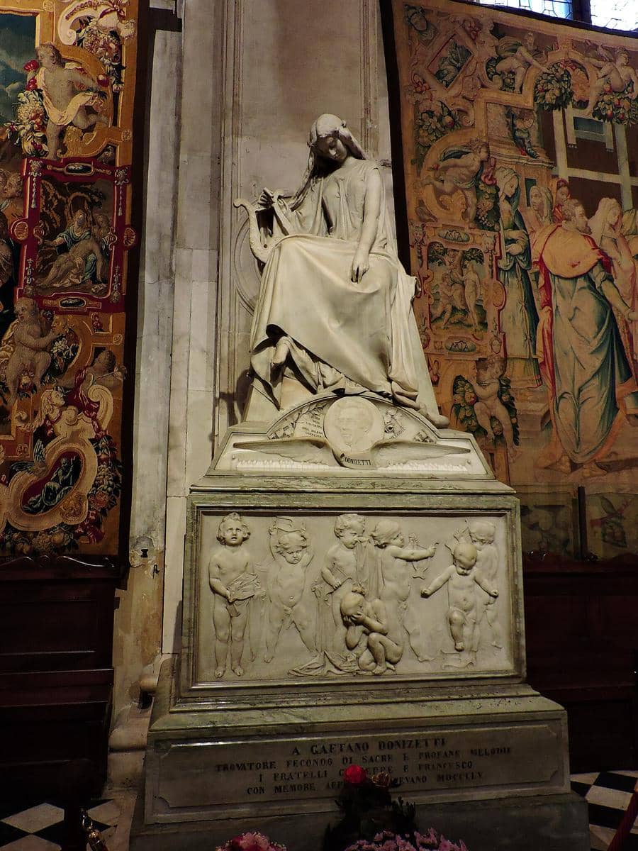 potret  batu nisan komposer terkenal yang berasal dari Kota Bergamo, Gaetano Donizetti di dalam Basilika St. Maria Maggiore, Bergamo