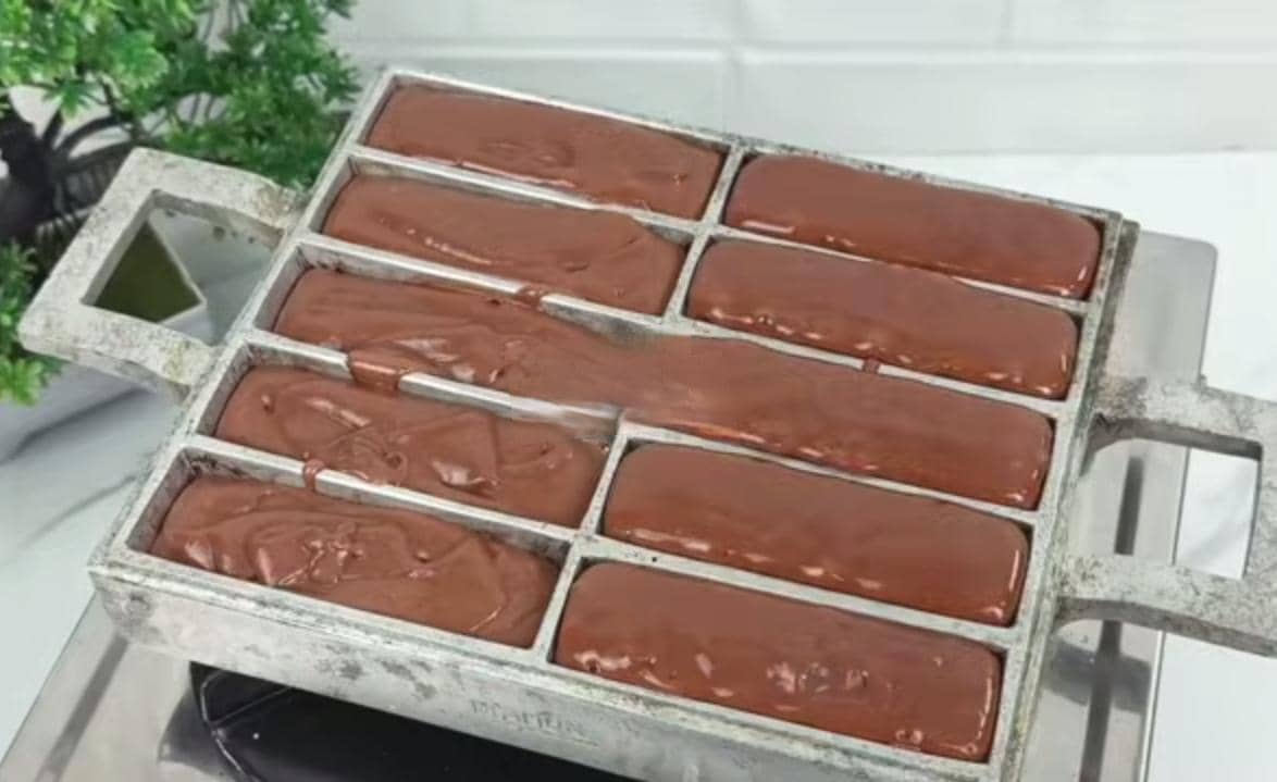 ilustrasi memanggang pukis brownies cokelat lumer