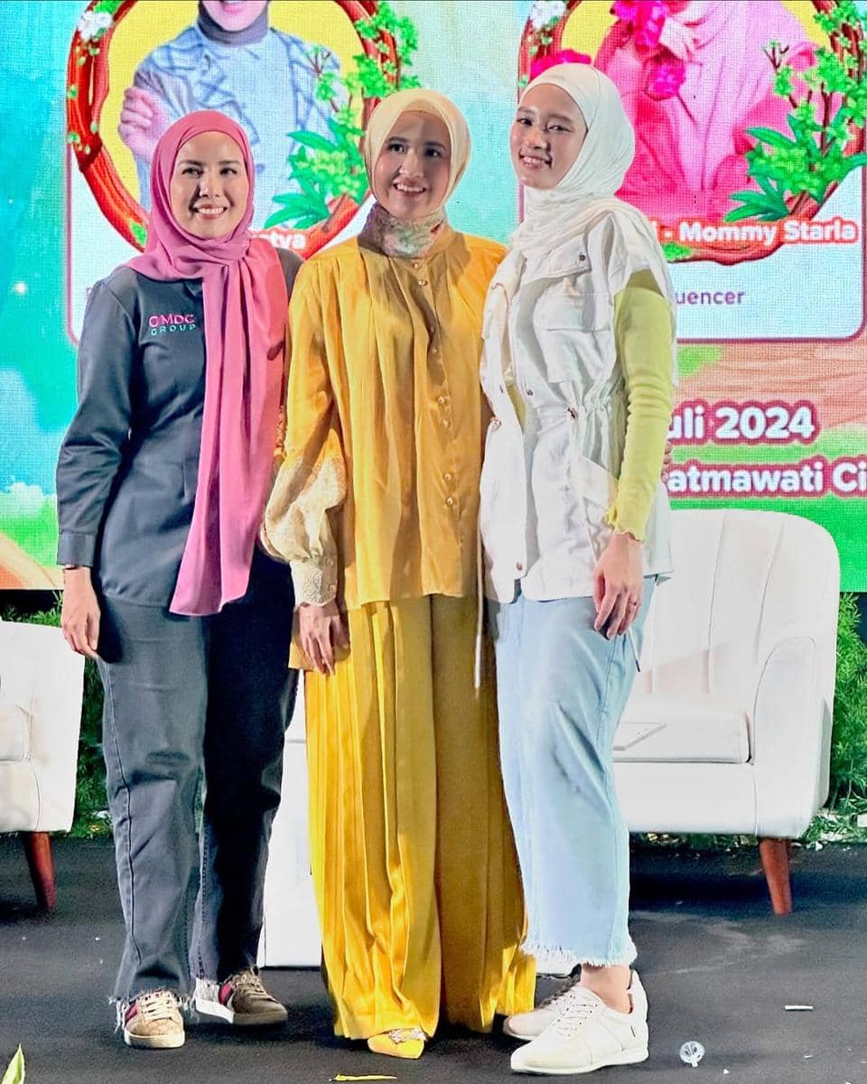Mix and Match Hijab Denim ala Inara Rusli 