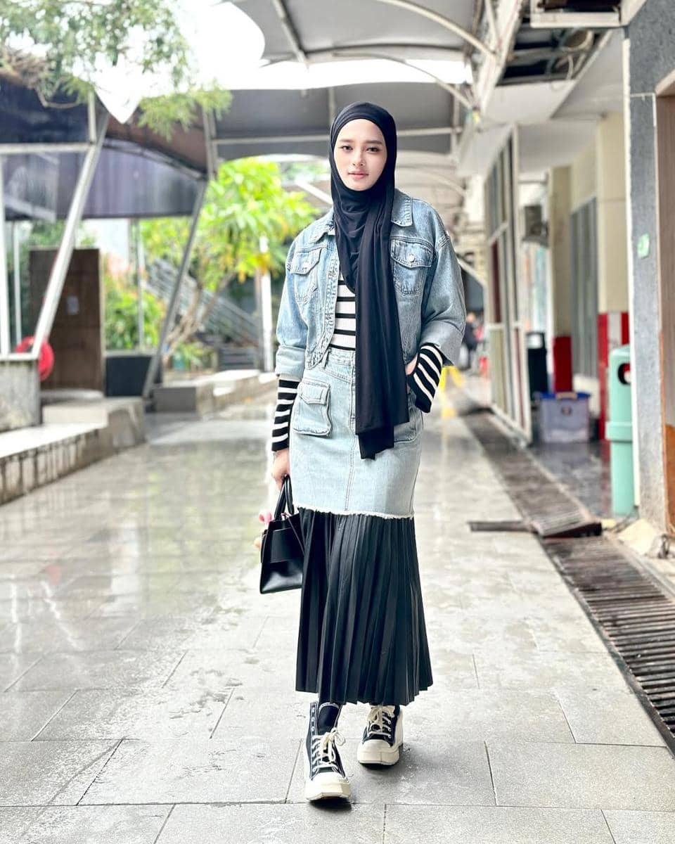 Mix and Match Hijab Denim ala Inara Rusli 