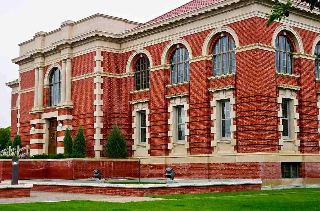 Ilustrasi medicine hat yang memberikan rumah untuk menurunkan angka tunawisma