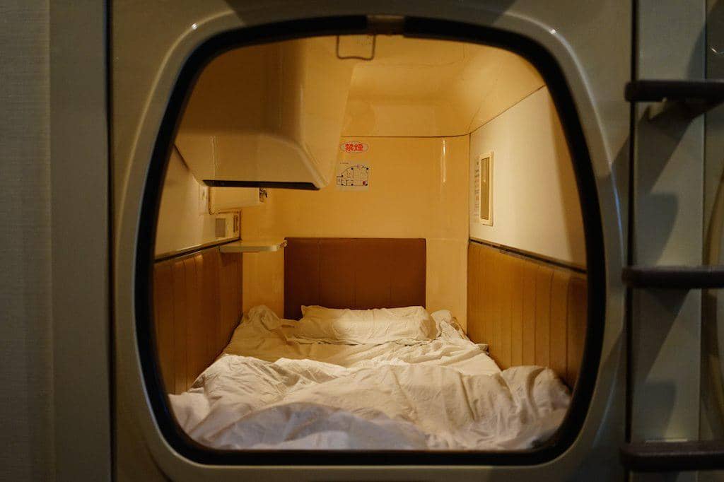 mengapa hotel capsule lebih disukai solo traveler?