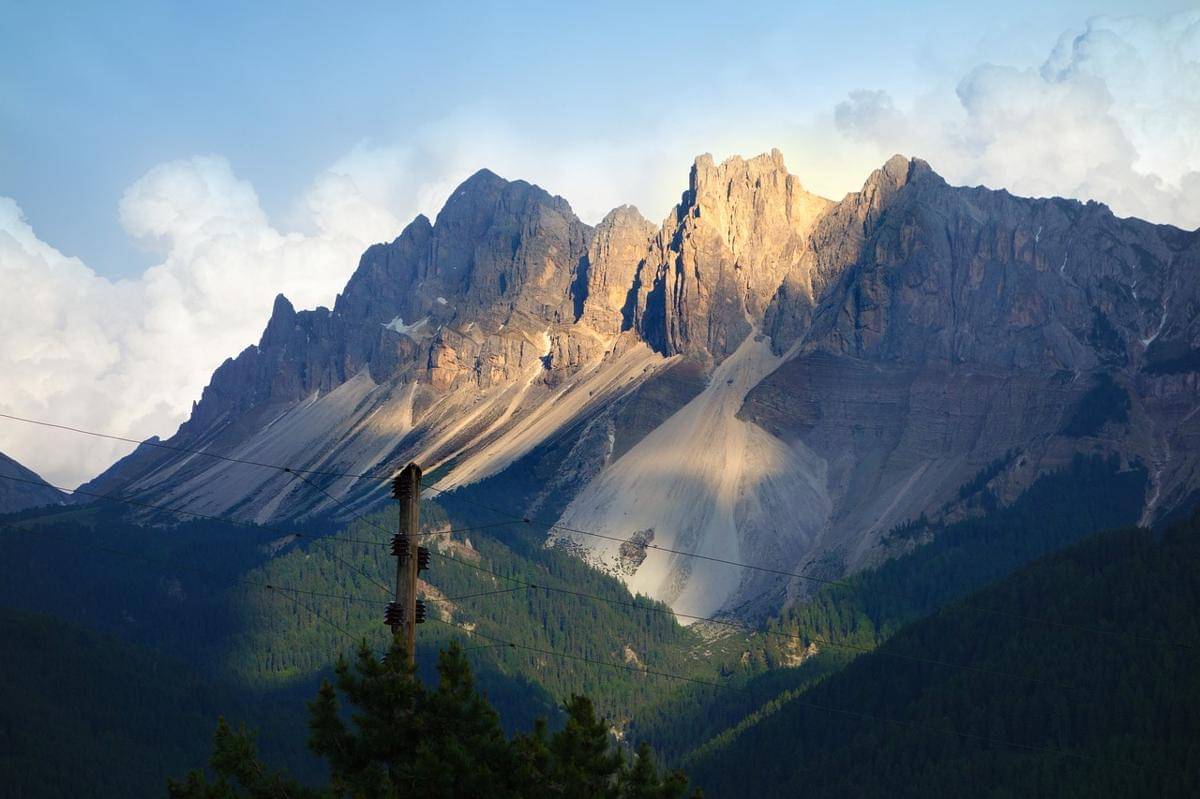 Formasi geologis yang menakjubkan dari Dolomites, dengan tebing curam dan lereng yang terawat, diakui sebagai salah satu Situs Warisan Dunia UNESCO.
