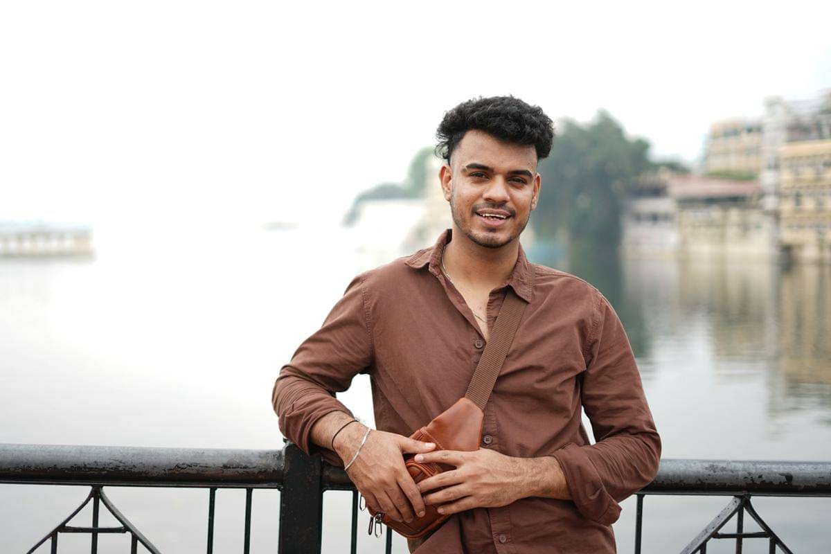 ilustrasi pria kenakan kemeja cokelat