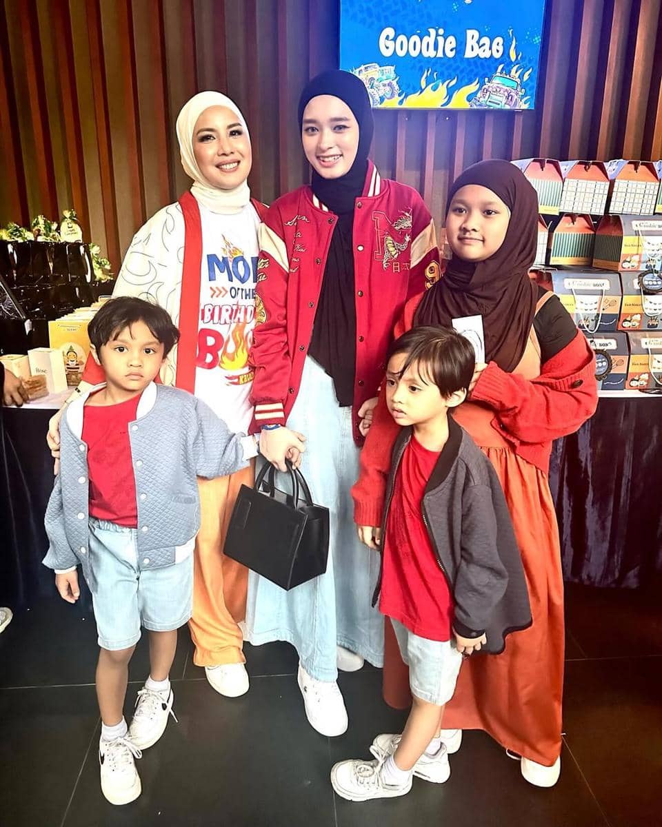 Mix and Match Hijab Denim ala Inara Rusli 