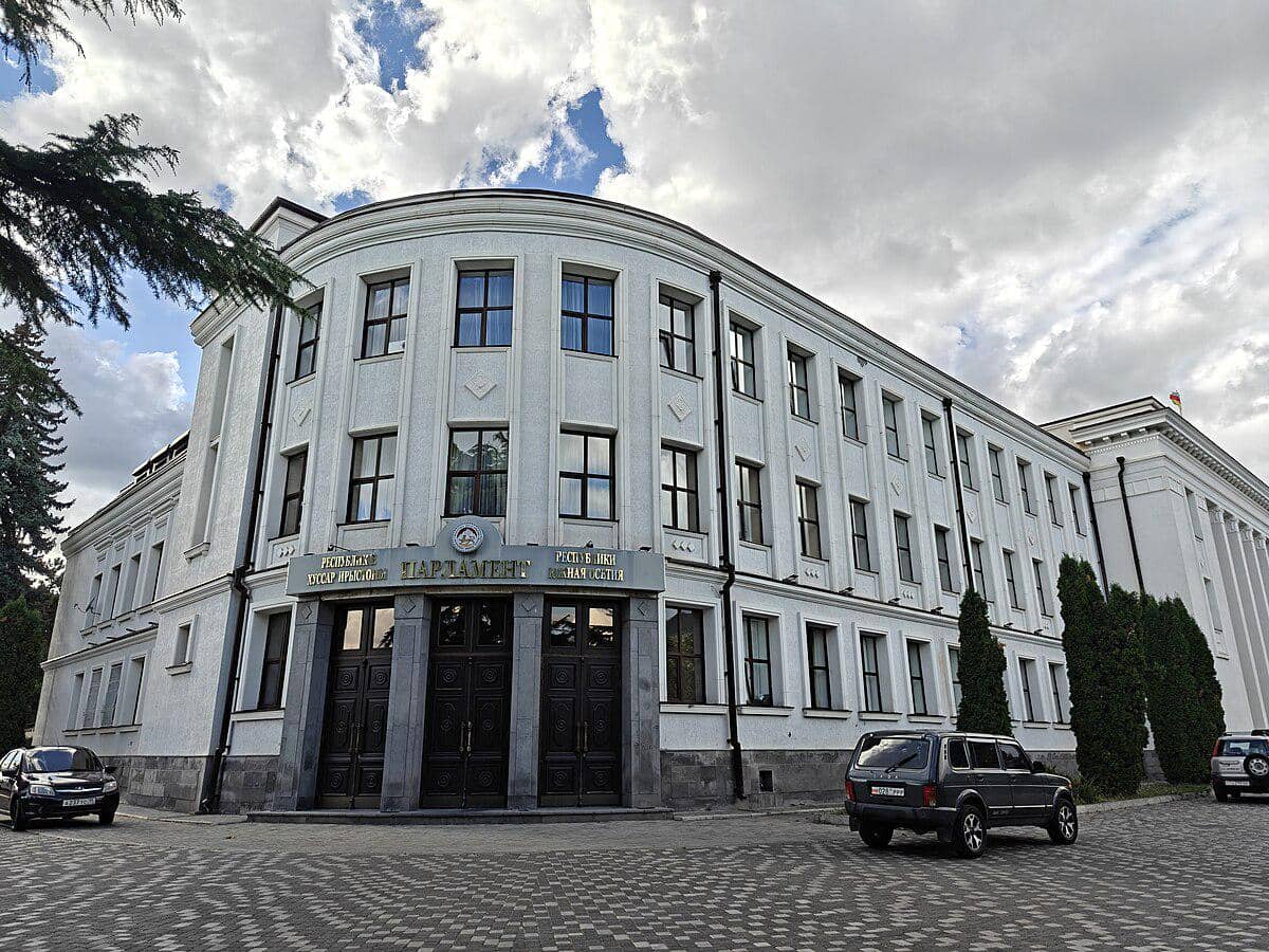 potret gedung Parlemen Ossetia Selatan