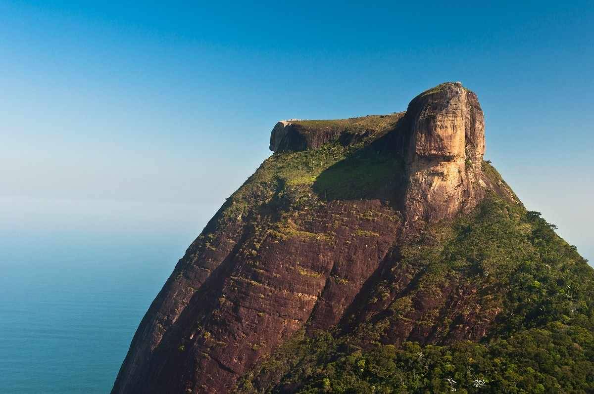 Ilustrasi pedra da gávea di Rio de Janeiro