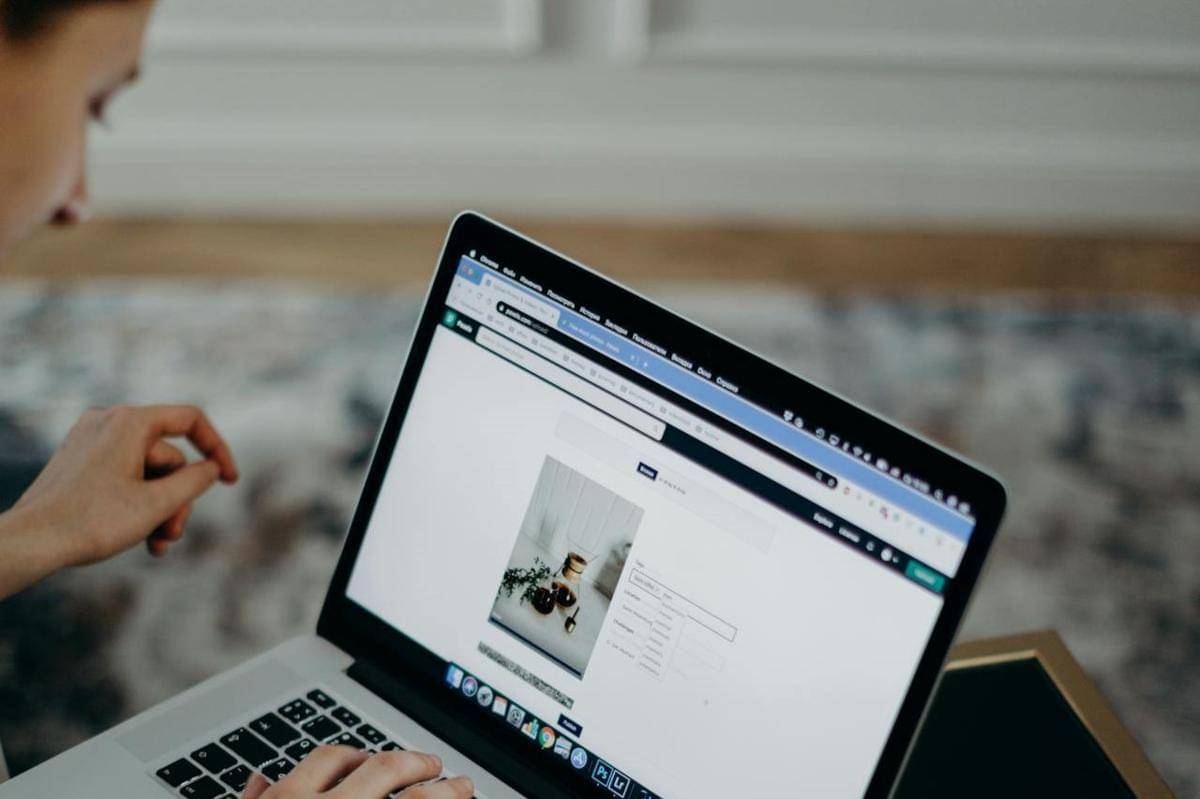 ilustrasi social media manager