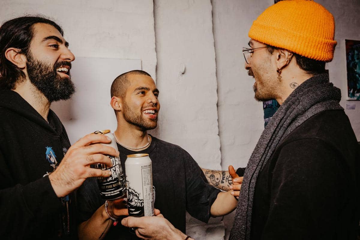 ilustrasi teman bercanda