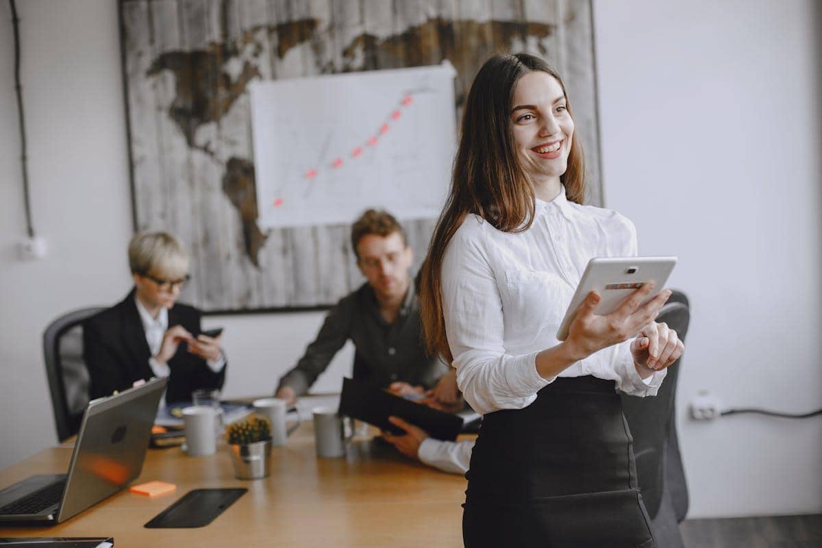 ilustrasi brand manager