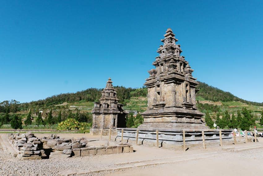 ilustrasi candi di Dieng
