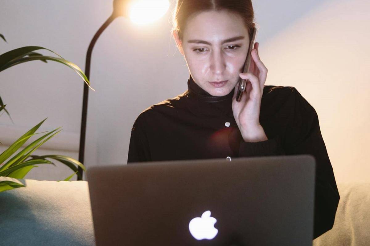 ilustrasi virtual asistant 