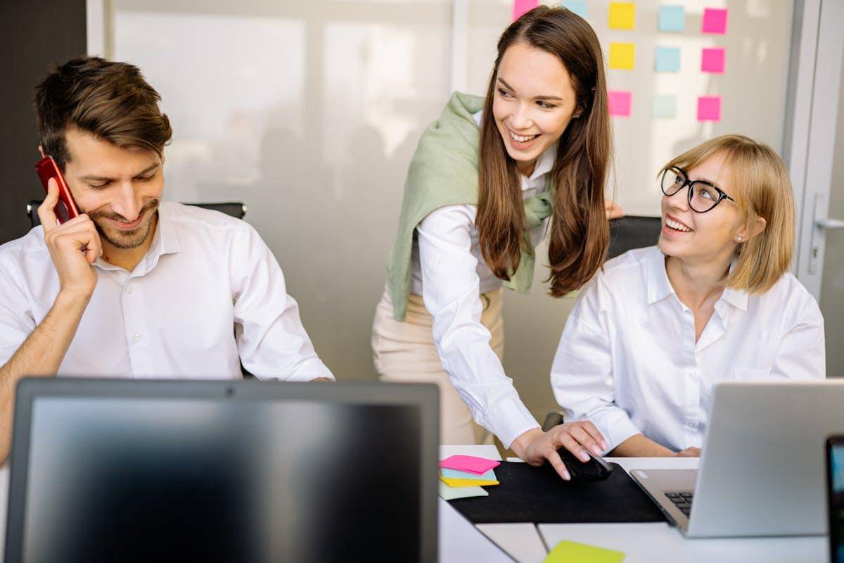 ilustrasi sales executive dan business development 