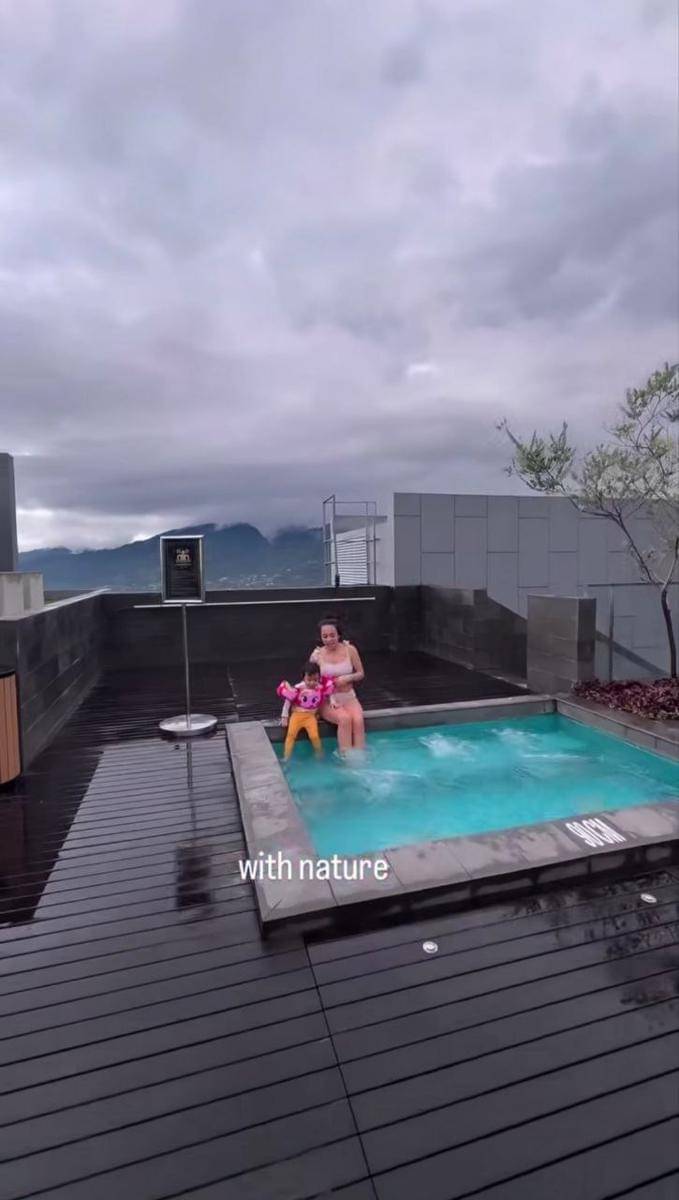 Potret Dea Ananda ajak keluarga Staycation di Kabupaten Bogor