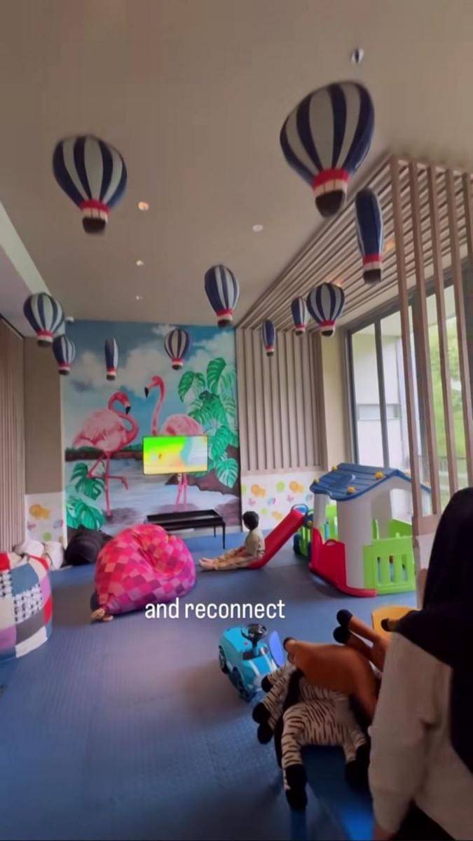 Potret Dea Ananda ajak keluarga Staycation di Kabupaten Bogor