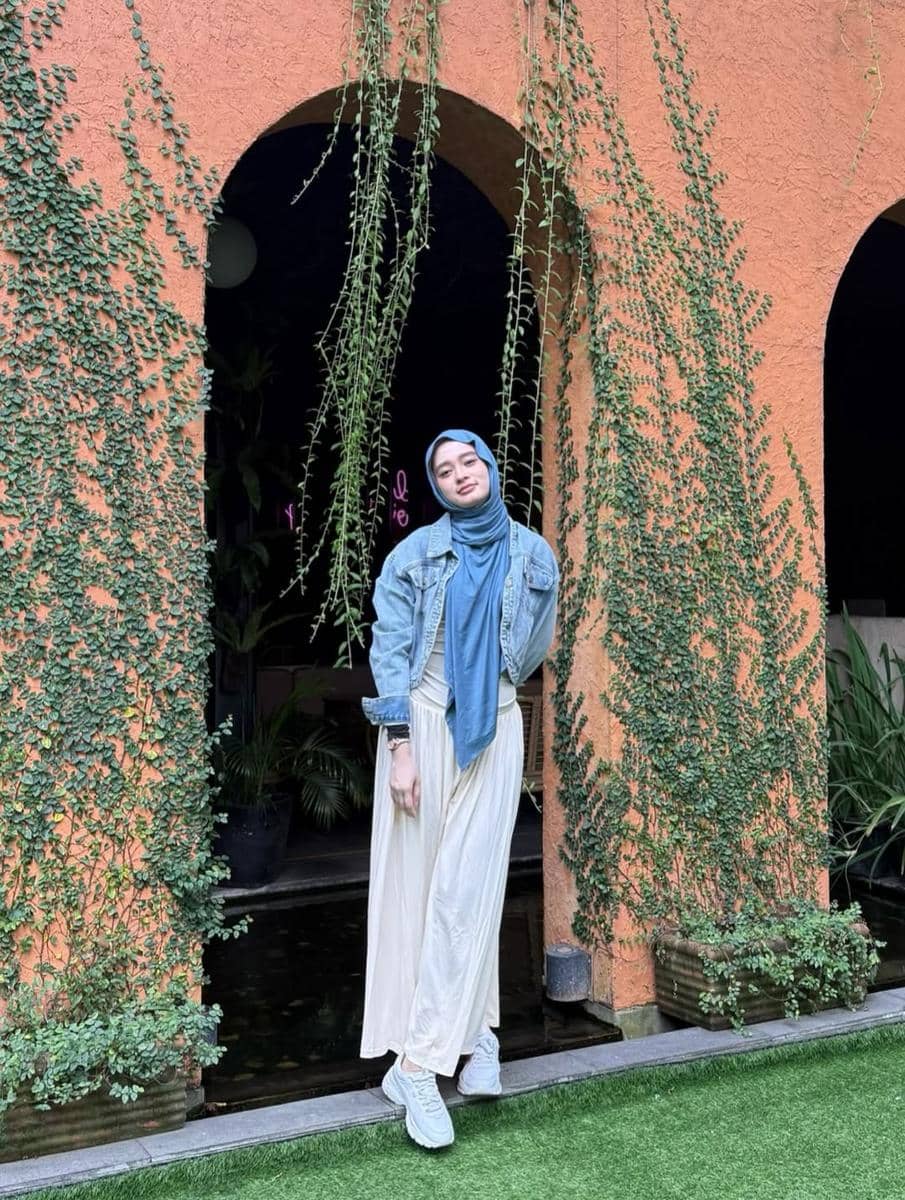 Mix and Match Hijab Denim ala Inara Rusli