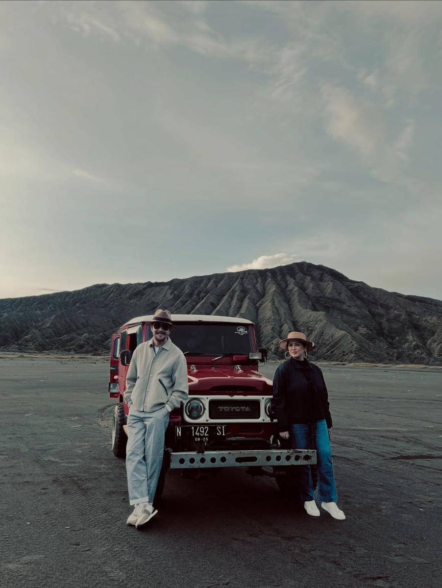 Potret Ferry Salim dan istri liburan ke Bromo.