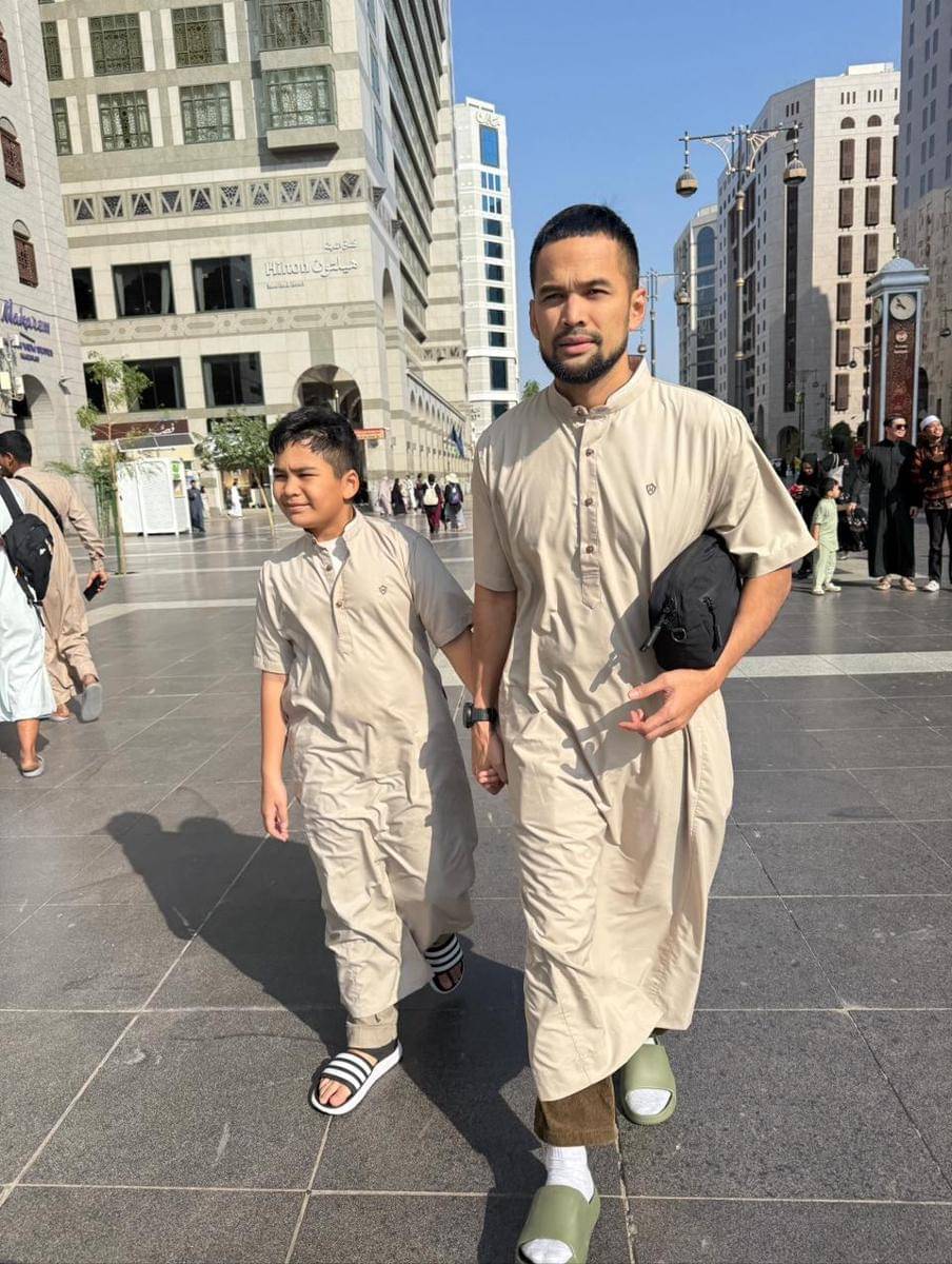 Potret kedekatan Teuku Wisnu dan Adam saat umrah