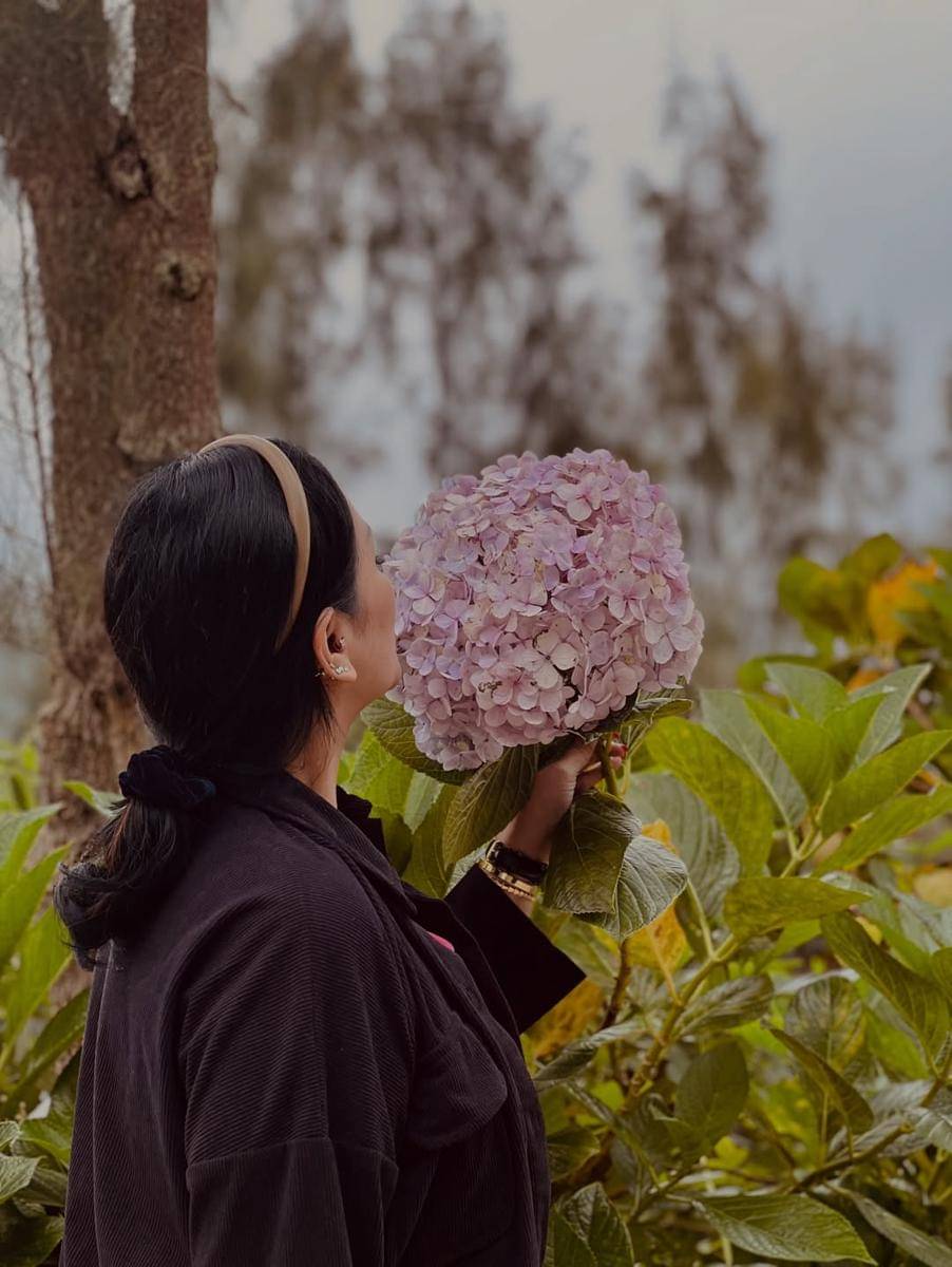 Potret Ferry Salim dan istri liburan ke Bromo.