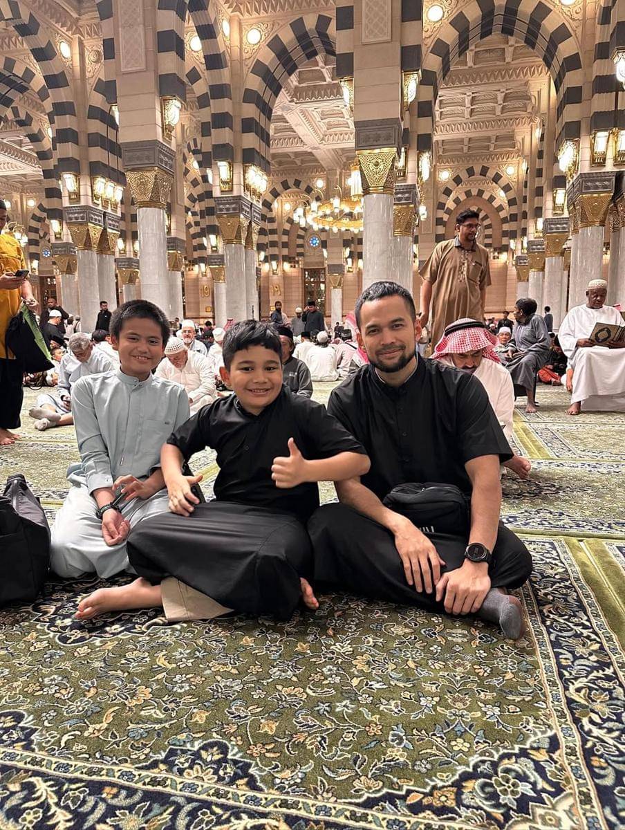 Potret kedekatan Teuku Wisnu dan Adam saat umrah