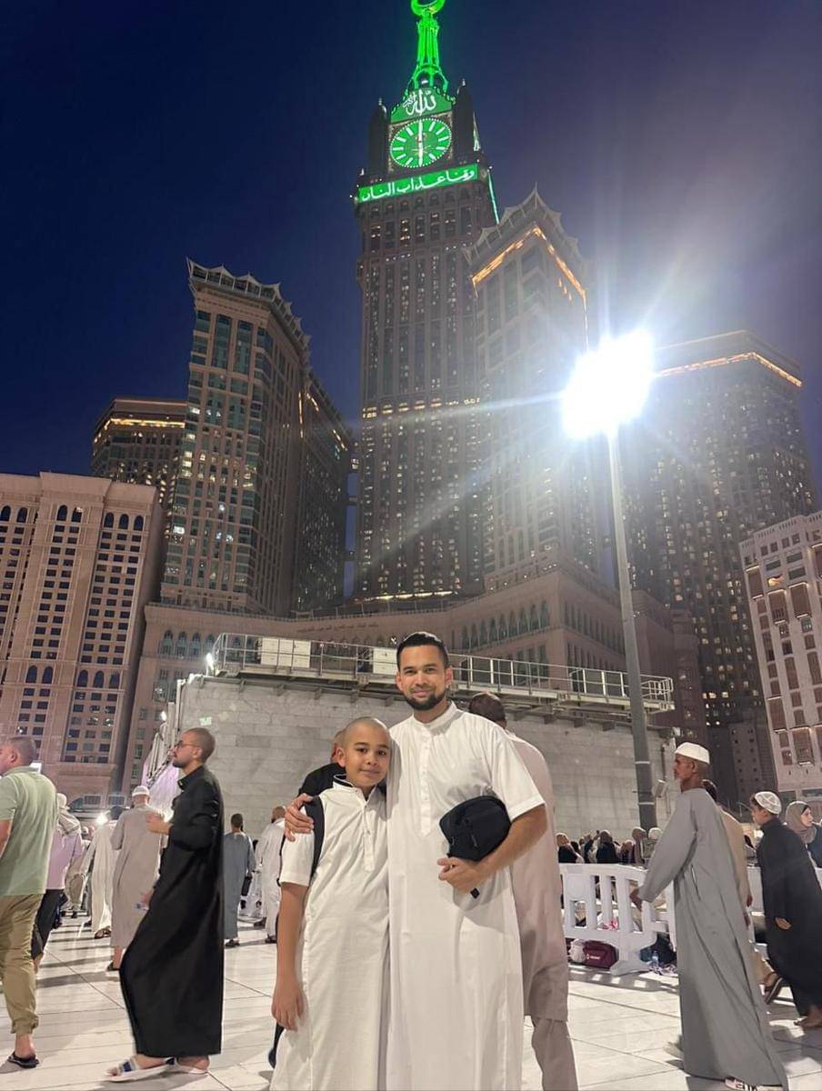 Potret kedekatan Teuku Wisnu dan Adam saat umrah
