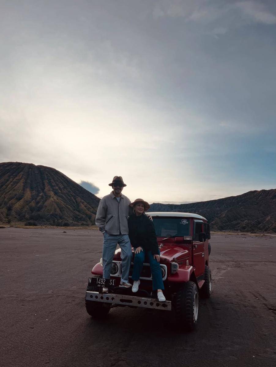 Potret Ferry Salim dan istri liburan ke Bromo.
