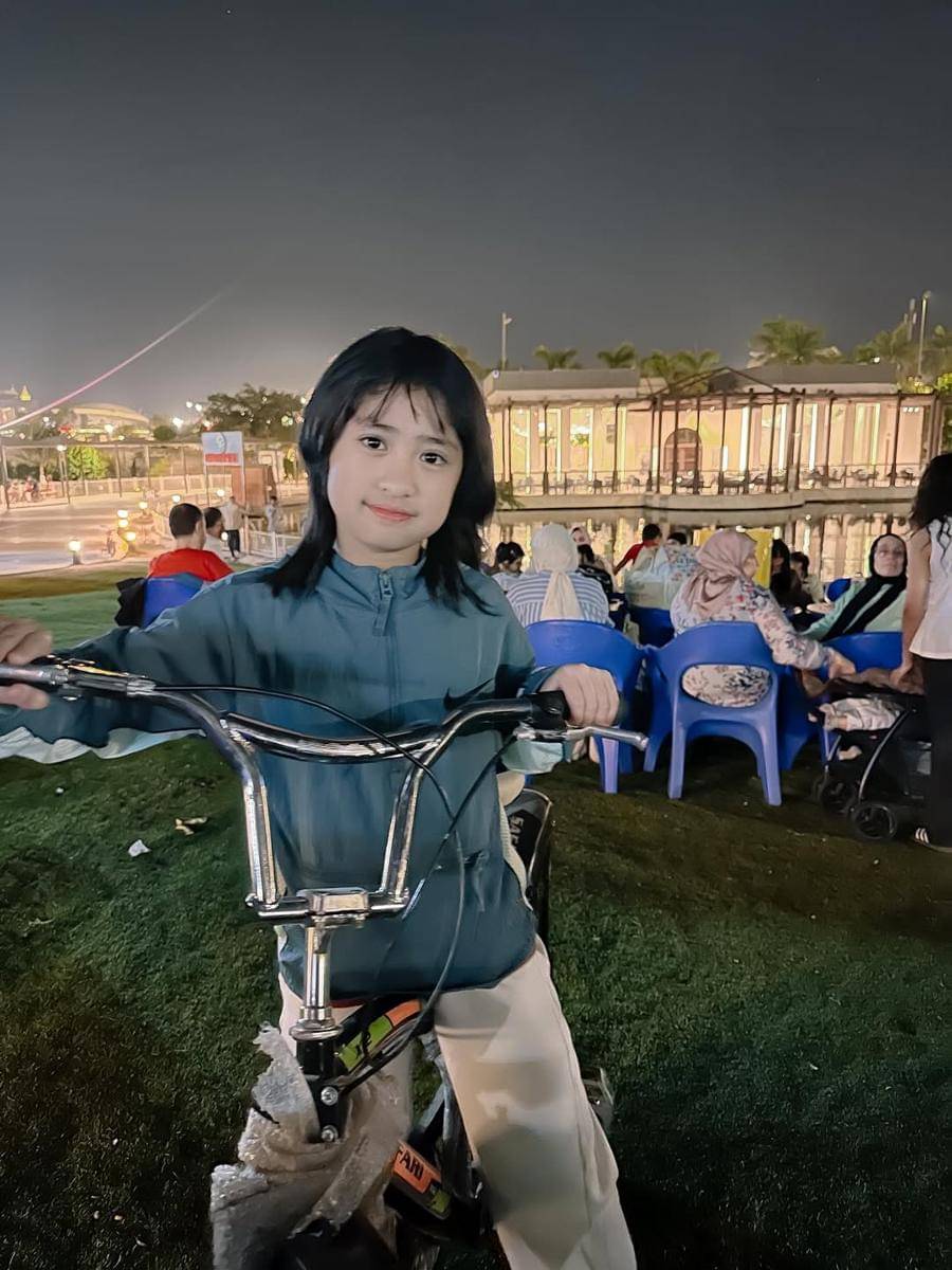 Potret Oki Setiana Dewi ajak anak jalan-jalan di Cairo