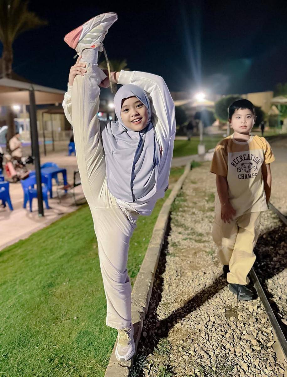 Potret Oki Setiana Dewi ajak anak jalan-jalan di Cairo