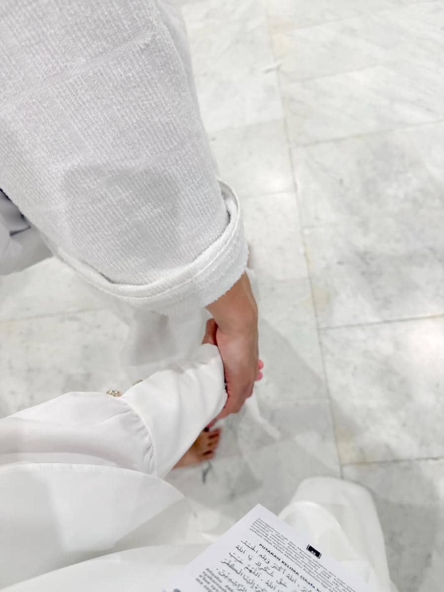 Potret Anisa Rahma dan Dito Umrah Berdua