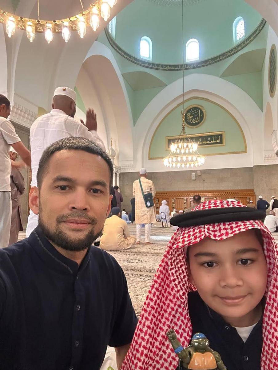 Potret kedekatan Teuku Wisnu dan Adam saat umrah