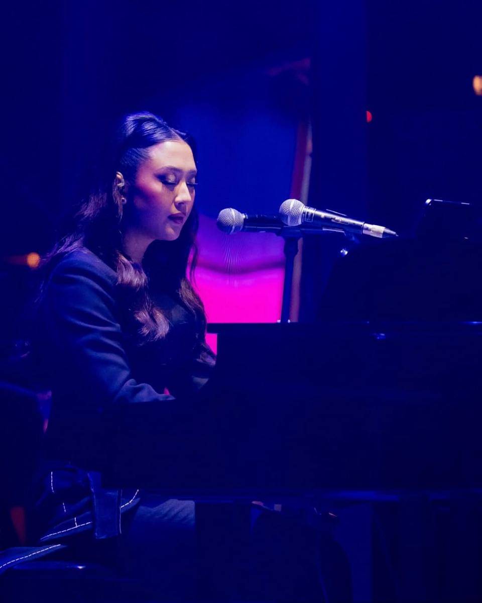 Potret Sherina jadi Pengiring Penyanyi di FFI 2025