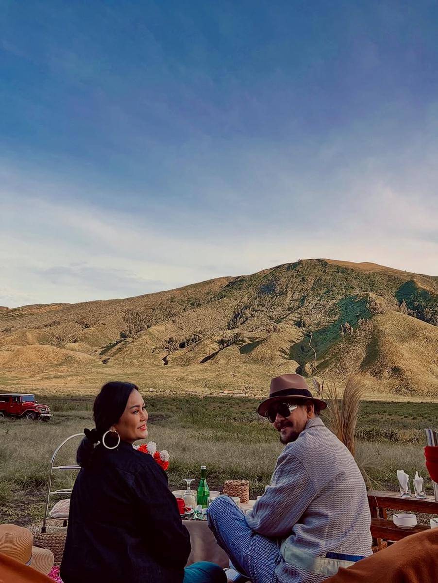 Potret Ferry Salim dan istri liburan ke Bromo.