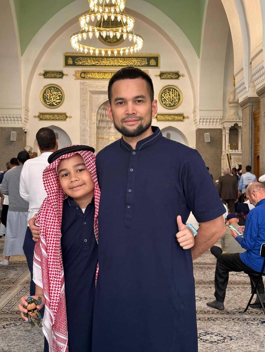 Potret kedekatan Teuku Wisnu dan Adam saat umrah