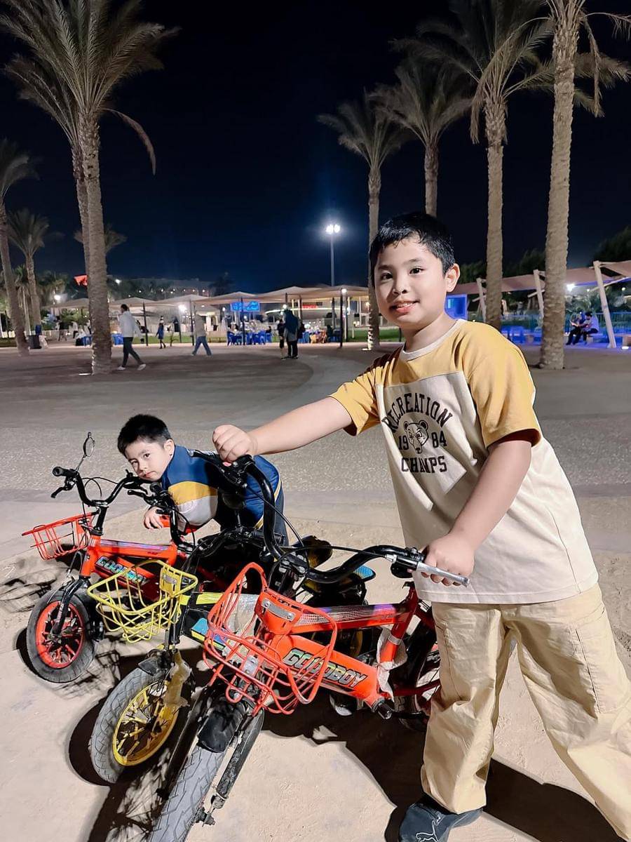 Potret Oki Setiana Dewi ajak anak jalan-jalan di Cairo