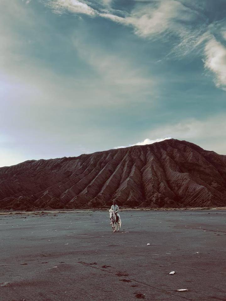 Potret Ferry Salim dan istri liburan ke Bromo.