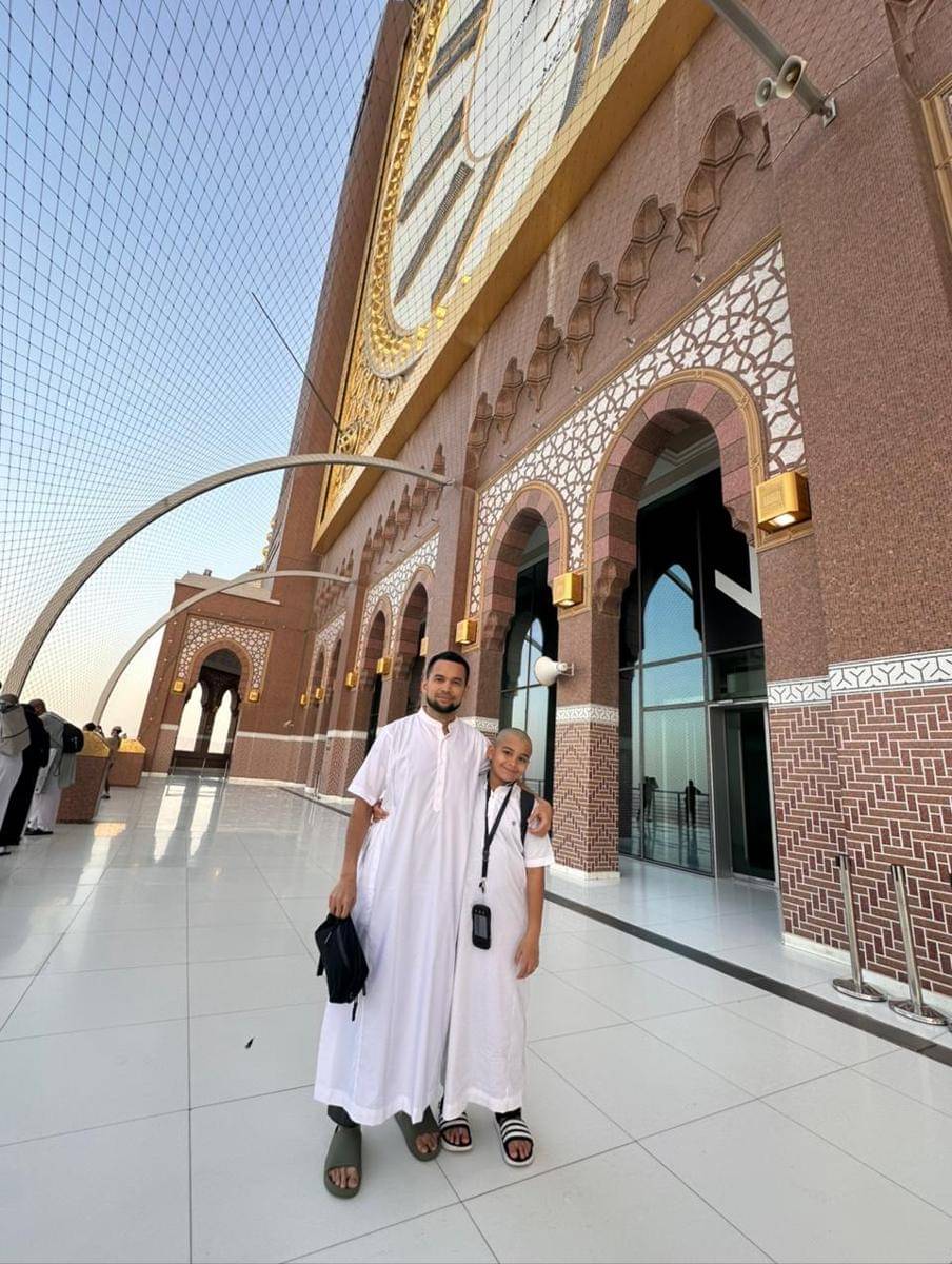 Potret kedekatan Teuku Wisnu dan Adam saat umrah