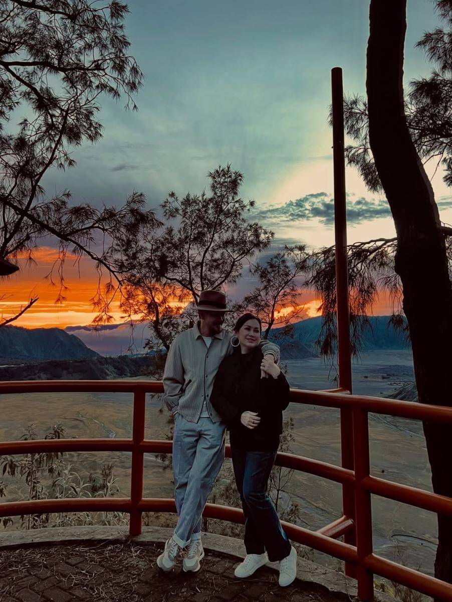 Potret Ferry Salim dan istri liburan ke Bromo.